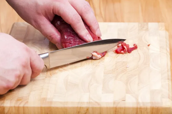 Retire con un cuchillo la grasa en el filete — Foto de Stock