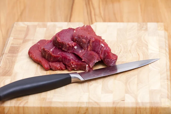 Four Slice Beef Tenderloin on Cutting Board — Stock Photo, Image