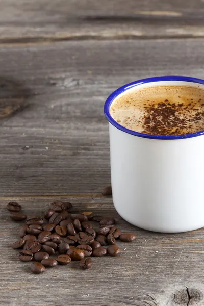 Tasse mit heißem Kaffee und Bohnen — Stockfoto