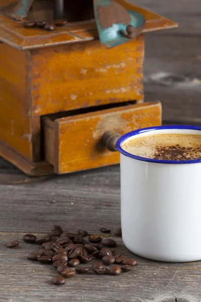 Taza de café, frijoles y molinillo — Foto de Stock