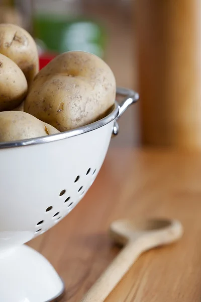 Colador de esmalte de vista detallada con patatas crudas —  Fotos de Stock