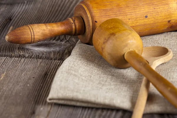 Sommige bakken gebruiksvoorwerpen op de keukentafel — Stockfoto