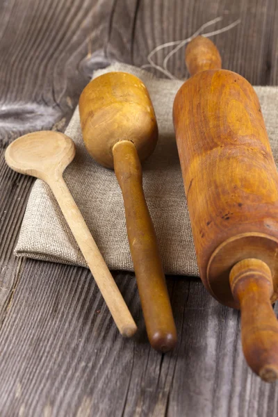 Utensílios de cozinha deitados sobre o tecido de juta — Fotografia de Stock