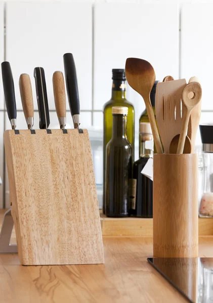 Cozinha com bancada, bloco de faca placa de cerâmica — Fotografia de Stock