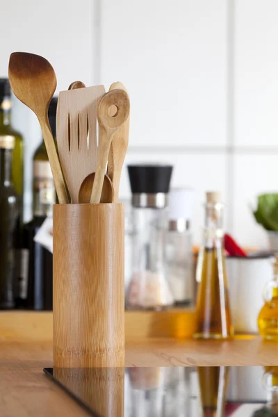 Weergave van een koken lepel rack op de voorgrond — Stockfoto