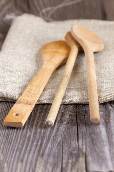 Un cucchiaio da cucina su un tavolo — Foto Stock