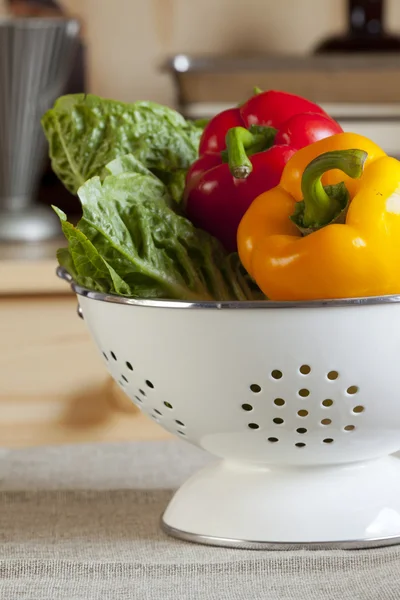 Verduras frescas en un colador de esmalte blanco — Foto de Stock