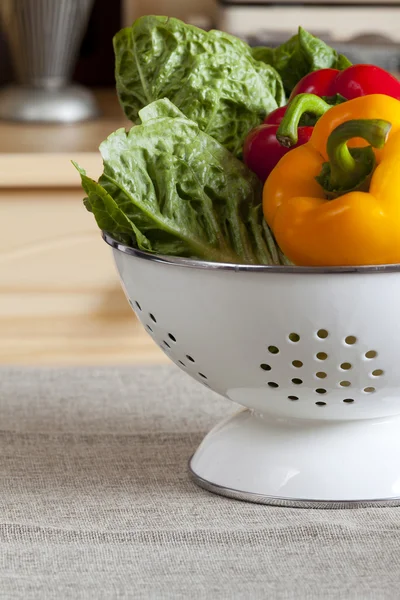 Verduras frescas en un colador de esmalte blanco — Foto de Stock