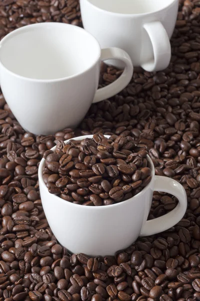 Drei Kaffeetassen und Bohnen — Stockfoto