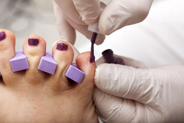 Toenails are painted in fuchsia color — Stock Photo, Image