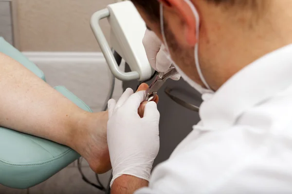 Chiropodist cutting nails — Stock Photo, Image