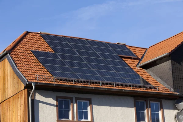 Фотоэлектрические солнечные батареи альтернативной энергии — стоковое фото
