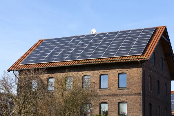 Фотоэлектрические солнечные панели на крыше — стоковое фото