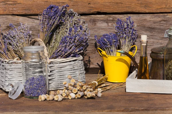 Cosecha de verano de lavanda seca, semillas de amapola — Foto de Stock