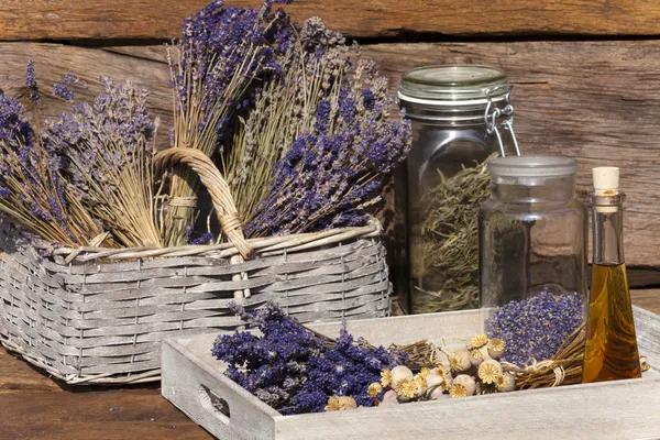 Gedroogde lavendel trossen en gedroogd poppy capsules — Stockfoto