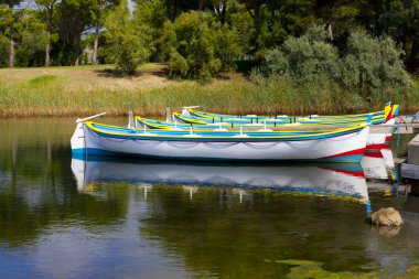 Gruissan gölet satır tekneler
