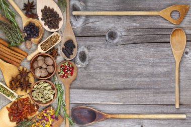 taze baharatlar ve otlar ile tahta kaşıklar