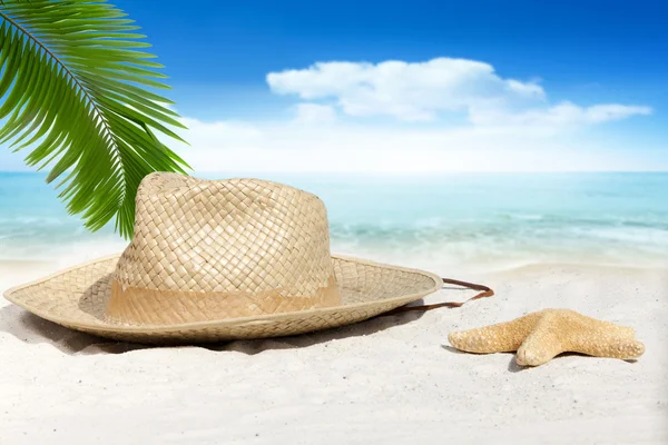 Sombrero de paja y estrellas de mar en la playa — Foto de Stock