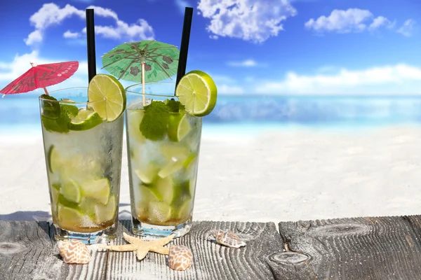 Osvěžující mojito koktejl na prkna — Stock fotografie