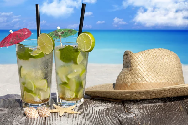 Cocktail tropicale Mojito sulla spiaggia — Foto Stock