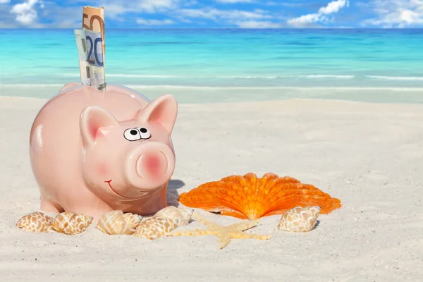 Ahorro en Piggy Bank para vacaciones — Foto de Stock