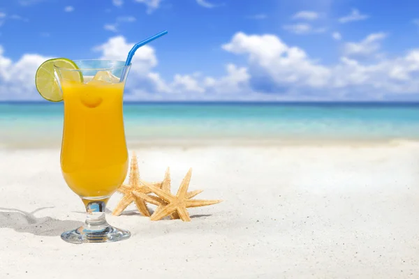 Cocktail di frutta in spiaggia — Foto Stock