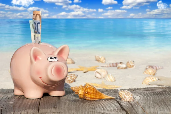 Spargris besparingar för semester — Stockfoto