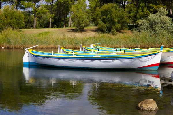 Kleurrijke rij boten — Stockfoto