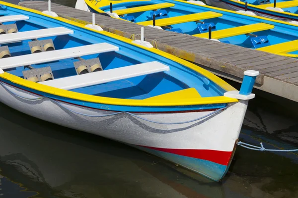 Bateaux à rames sur la jetée — Photo