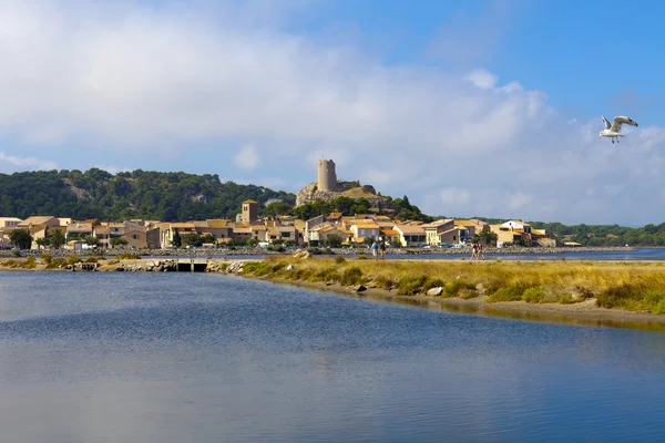 Paisaje con el pueblo medieval Gruissan — Foto de Stock