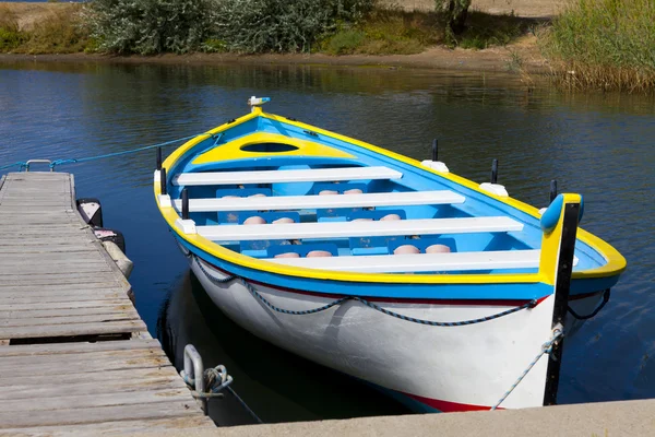 Rowing boat on jetty — Stock Photo, Image