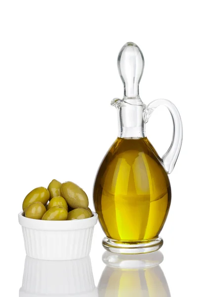 Оливковое масло, оливки в миске с настоящим отражением — стоковое фото