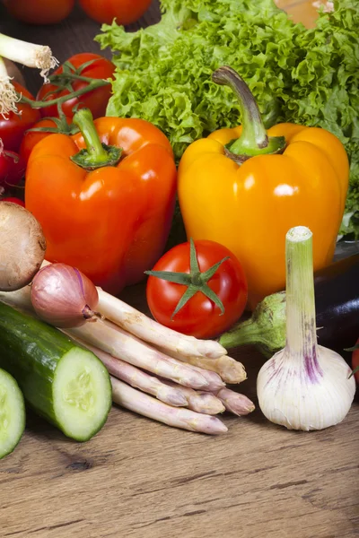 Fresh bell peppers and other vegetables — Stock Photo, Image