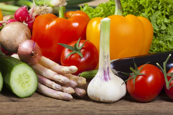 Knoblauch, Spargel und anderes Gemüse — Stockfoto