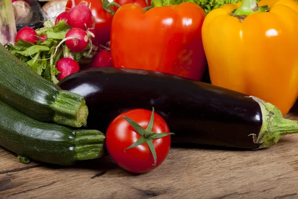 Verduras frescas con berenjena y calabacín —  Fotos de Stock