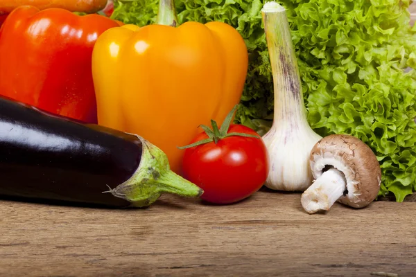 Tomate, alho, berinjela e outros legumes — Fotografia de Stock