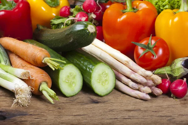 Frisches Gemüse der Saison auf einem Holztisch — Stockfoto