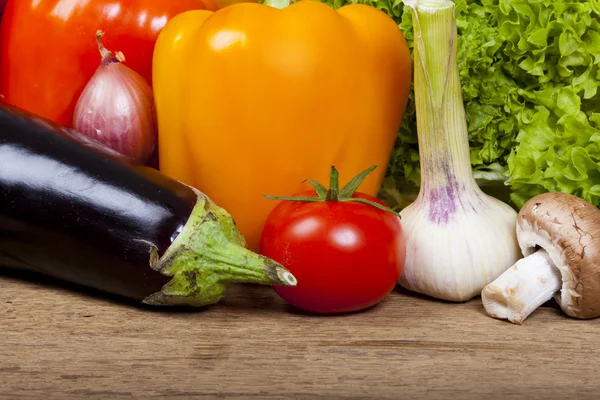 Здоровое питание со свежими овощами — стоковое фото