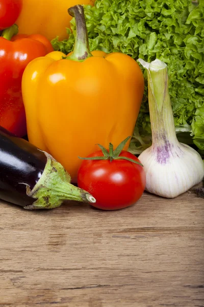 Свежие красочные овощи с рынка — стоковое фото
