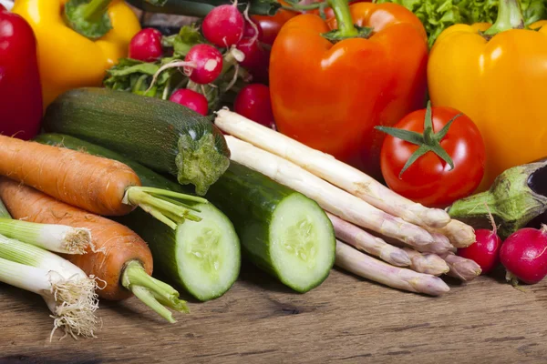 Taze ve renkli lezzetli mevsim sebzeleri — Stok fotoğraf