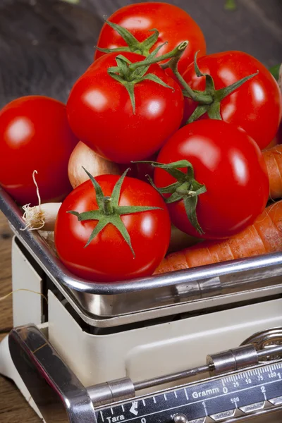 Fresh red tomatoes on a kitchen scale — Stock Photo, Image