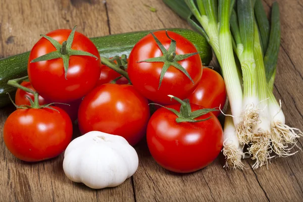 Tomates frescos, ajo y cebollas verdes — Foto de Stock