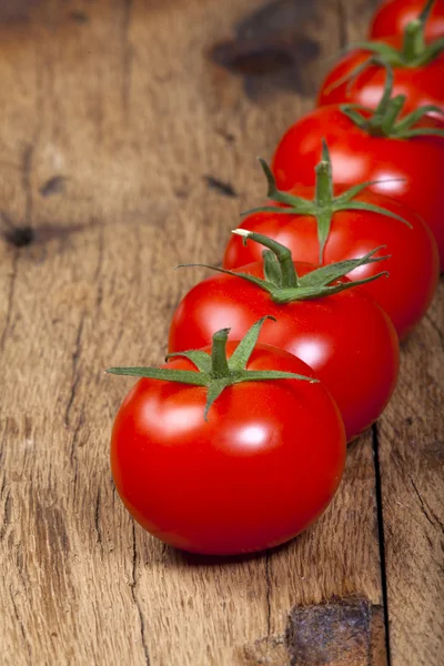 行で新鮮な完熟トマトのクローズ アップ表示 — ストック写真