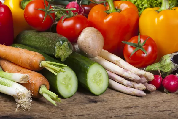 Verschiedene Sorten von frischem Gemüse der Saison — Stockfoto