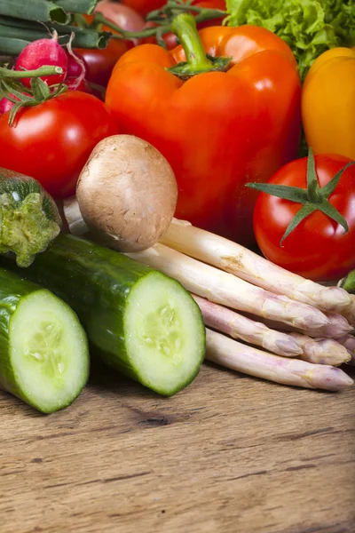 Sparris, paprika och andra färska grönsaker — Stockfoto