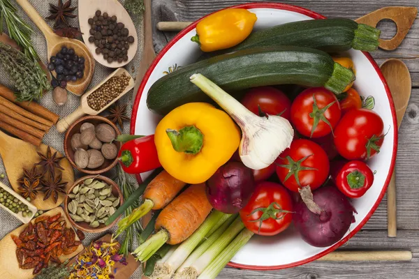 Ervas aromáticas, especiarias e legumes frescos — Fotografia de Stock