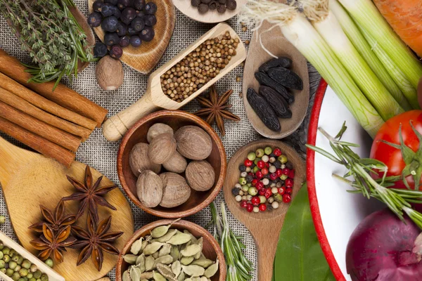 Nahaufnahme von frischen Kräutern und Gewürzen — Stockfoto