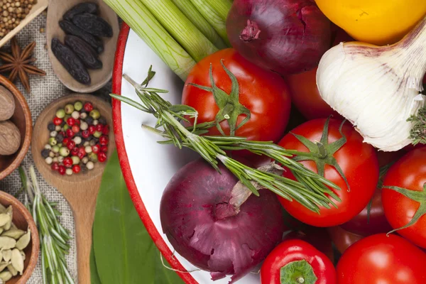 Verdure fresche croccanti in una ciotola di smalto — Foto Stock