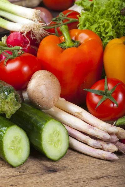 Sparris, paprika och andra färska grönsaker — Stockfoto