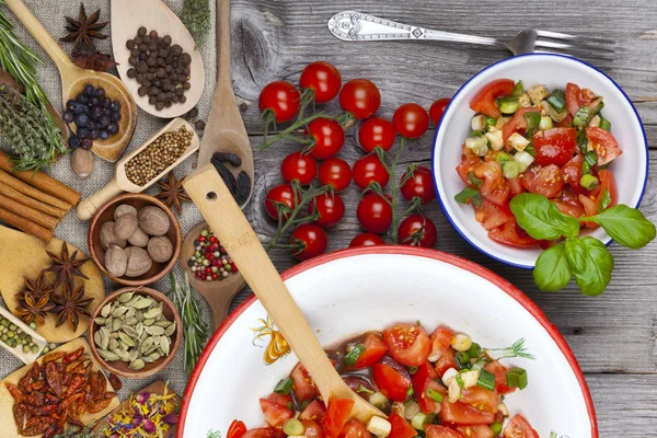 Deliciosa salada de tomate uma tigela de esmalte — Fotografia de Stock